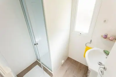 Salle de bains dans l'établissement Camping Le Domaine de la Marina
