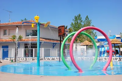 Piscine de l'établissement Camping Le Domaine de la Marina ou située à proximité