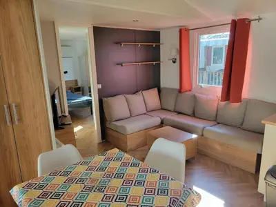 Coin salon dans l'établissement Chez Maya 2 chambres dont suite parentale et 2 salles de bain dans camping 4 étoiles