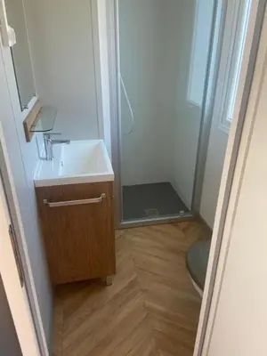 Salle de bains dans l'établissement Chez Maya 2 chambres dont suite parentale et 2 salles de bain dans camping 4 étoiles