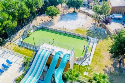 Tennis ou squash au sein de le camping ou à proximité