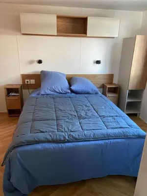 Un ou plusieurs lits dans un hébergement de l'établissement Chez Maya 2 chambres dont suite parentale et 2 salles de bain dans camping 4 étoiles