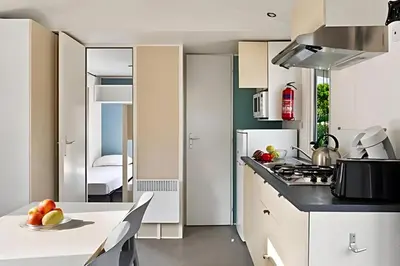 Cuisine ou kitchenette dans l'établissement Camping Lou Pignada