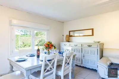 Coin salon dans l'établissement Biscarrosse Lac - A deux pas du lac maison avec jardin pour 6 personnes