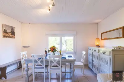 Cuisine ou kitchenette dans l'établissement Biscarrosse Lac - A deux pas du lac maison avec jardin pour 6 personnes