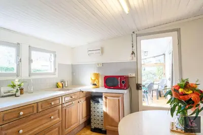 Cuisine ou kitchenette dans l'établissement Biscarrosse Lac - A deux pas du lac maison avec jardin pour 6 personnes