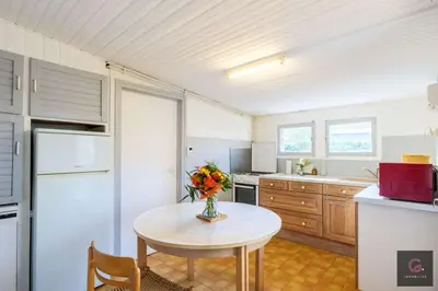 Cuisine ou kitchenette dans l'établissement Biscarrosse Lac - A deux pas du lac maison avec jardin pour 6 personnes