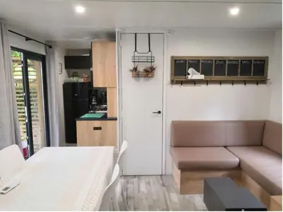 Cuisine ou kitchenette dans l'établissement Mobilhome Premium