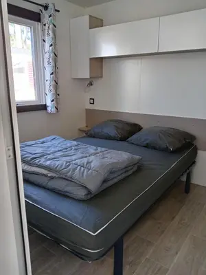 Un ou plusieurs lits dans un hébergement de l'établissement MH 495 SALSA 2 chambres et 1 salle de bain dans camping 4 étoiles
