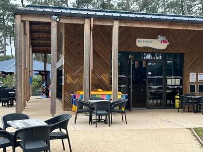 Restaurant ou autre lieu de restauration dans l'établissement MH 495 SALSA 2 chambres et 1 salle de bain dans camping 4 étoiles