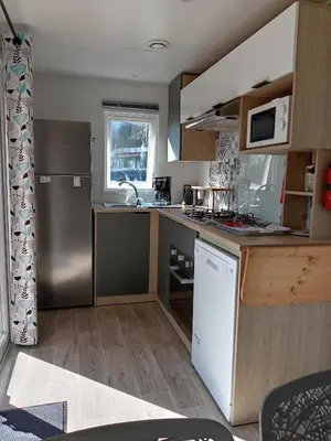Cuisine ou kitchenette dans l'établissement MH 495 SALSA 2 chambres et 1 salle de bain dans camping 4 étoiles