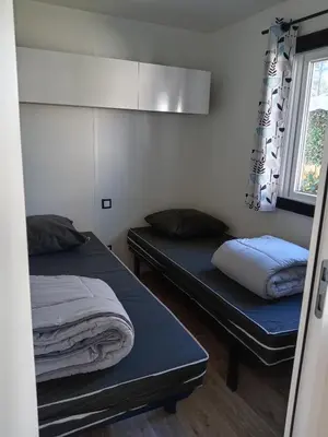 Un ou plusieurs lits dans un hébergement de l'établissement MH 495 SALSA 2 chambres et 1 salle de bain dans camping 4 étoiles