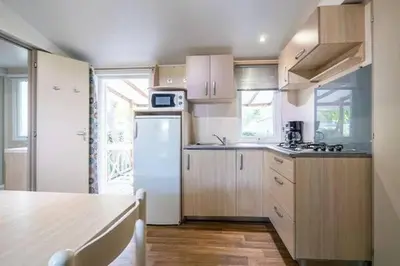 Cuisine ou kitchenette dans l'établissement Camping Le Soleil des Landes
