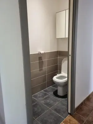 Salle de bains dans l'établissement Jolie maison avec jardin et pergola