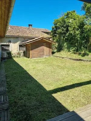 Jardin de l'établissement Jolie maison avec jardin et pergola