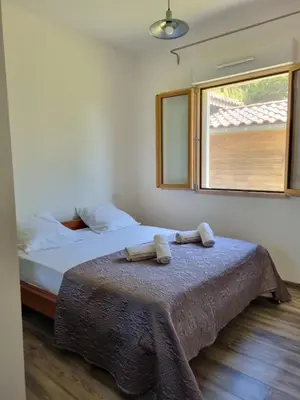 Un ou plusieurs lits dans un hébergement de l'établissement Jolie maison avec jardin et pergola