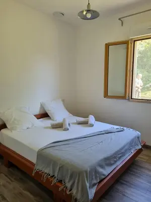 Un ou plusieurs lits dans un hébergement de l'établissement Jolie maison avec jardin et pergola