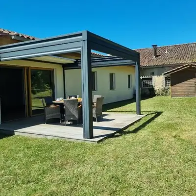 Jolie maison avec jardin et pergola