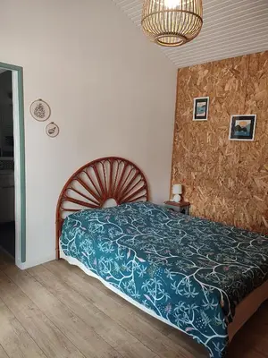 Un ou plusieurs lits dans un hébergement de l'établissement Charmant Studio avec Parking dans quartier calme