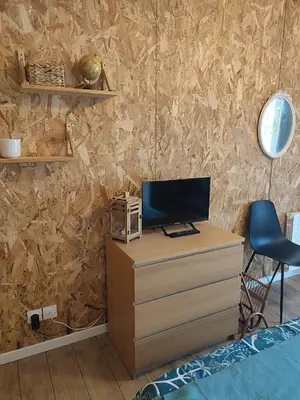 Télévision ou salle de divertissement dans l'établissement Charmant Studio avec Parking dans quartier calme