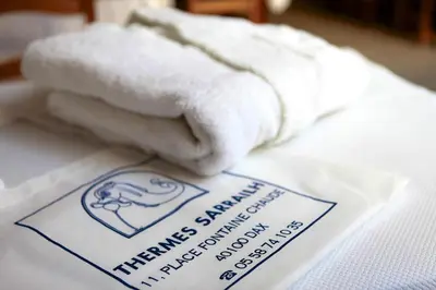 Un ou plusieurs lits dans un hébergement de l'établissement Hotel Bains Sarrailh