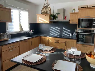 Cuisine ou kitchenette dans l'établissement Maison-Biscarrosse ville-6 pers-lac-océan