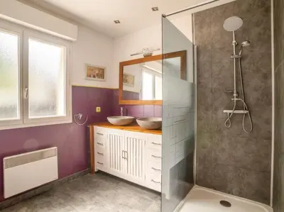 Salle de bains dans l'établissement Kerkokos Maison familiale avec piscine