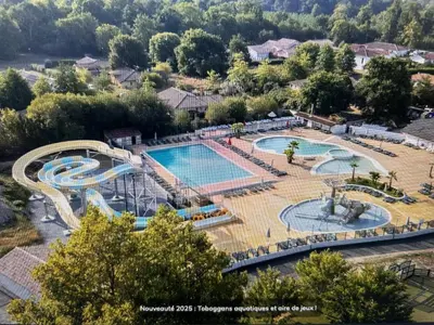 Piscine de l'établissement Camping Rivages des Landes Mobil-home climatisé et Tv ou située à proximité