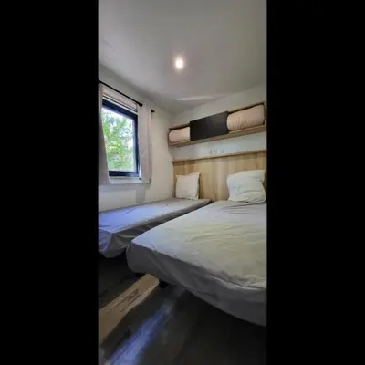 Un ou plusieurs lits dans un hébergement de l'établissement Mobil Home Premium 3 ch Camping 5 Biscarrosse Mayotte F62