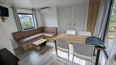Coin salon dans l'établissement Mobil Home Premium 3 ch Camping 5 Biscarrosse Mayotte F62