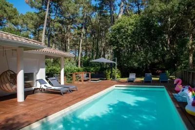 Piscine de l'établissement Connemara, Superbe Villa avec piscine, au cœur de la forêt, accès à la plage en vélo ou située à proximité