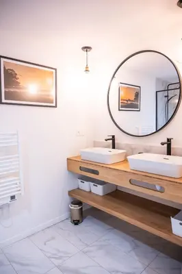 Un ou plusieurs lits dans un hébergement de l'établissement Connemara, Superbe Villa avec piscine, au cœur de la forêt, accès à la plage en vélo