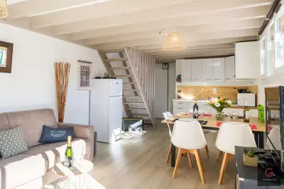 Cuisine ou kitchenette dans l'établissement Maison de vacances à Biscarrosse lac pour 6 personnes