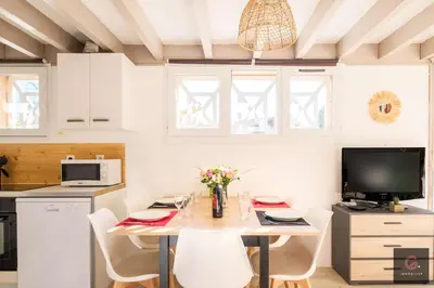 Cuisine ou kitchenette dans l'établissement Maison de vacances à Biscarrosse lac pour 6 personnes