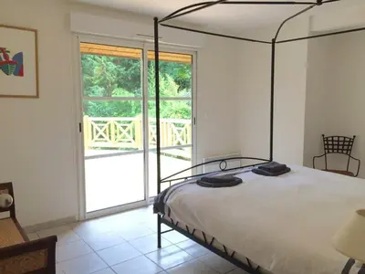 Un ou plusieurs lits dans un hébergement de l'établissement Villa 5 bedrooms 4 bathrooms large swimming pool