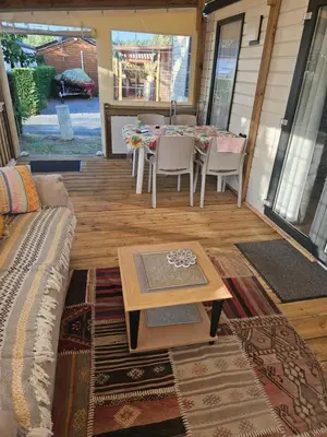 Coin salon dans l'établissement Mobilehome cosy