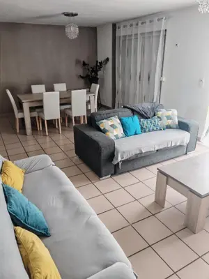 Coin salon dans l'établissement Maison de campagne sur puyoo