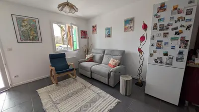 Coin salon dans l'établissement Appartement avec jardin proche de l'océan