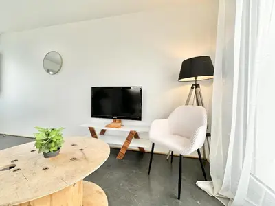 Télévision ou salle de divertissement dans l'établissement L'Azura - Proche Gare - Parking & Extérieur Privé