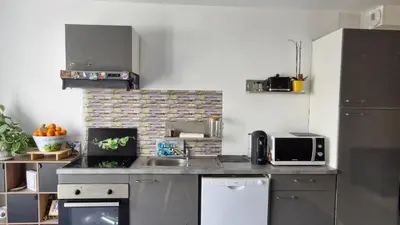 Cuisine ou kitchenette dans l'établissement La belle escale landaise - PDJ inclus, parking, gare & proche Hossegor