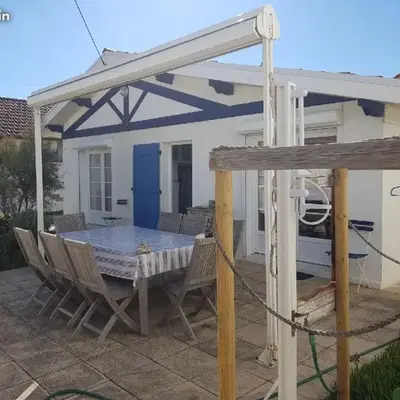 WHITE BLUE House