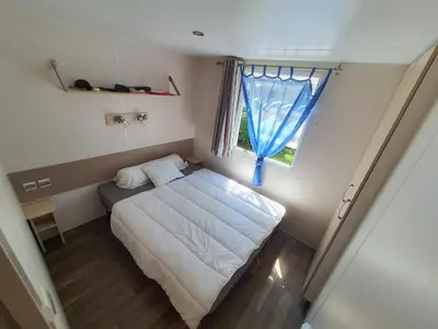 Un ou plusieurs lits dans un hébergement de l'établissement Mobil-home 3 chambres climatisé sur le domaine 4 étoiles Rivages des Landes