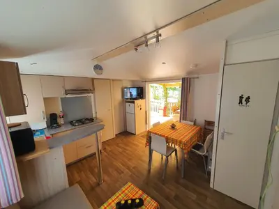 Cuisine ou kitchenette dans l'établissement Mobil-home 3 chambres climatisé sur le domaine 4 étoiles Rivages des Landes