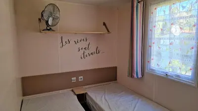 Un ou plusieurs lits dans un hébergement de l'établissement Mobil-home 3 chambres climatisé sur le domaine 4 étoiles Rivages des Landes