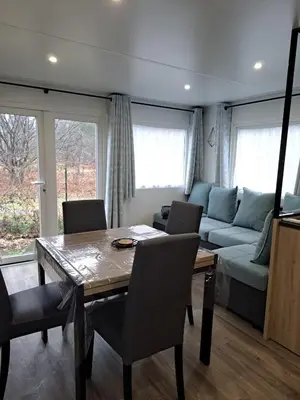 Coin salon dans l'établissement Le Cozy'Land - Mobilhome Camping La Réserve