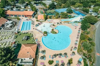 Piscine de l'établissement Le Cozy'Land - Mobilhome Camping La Réserve ou située à proximité