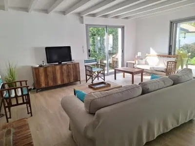Télévision ou salle de divertissement dans l'établissement Maison 6 à 8 pers au bord du Lac de Biscarrosse