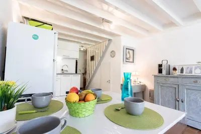Cuisine ou kitchenette dans l'établissement Maison proche du lac !