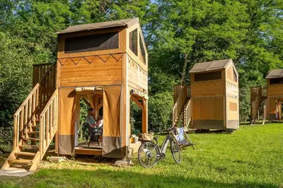 Jardin de l'établissement Escapade nature - Tente baroudeur - Camping avec piscine