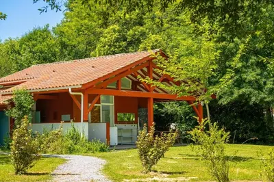 Jardin de l'établissement Escapade nature - Tente baroudeur - Camping avec piscine